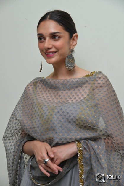 Aditi-Rao-Hydari-at-Cheliyaa-Movie-Promotions